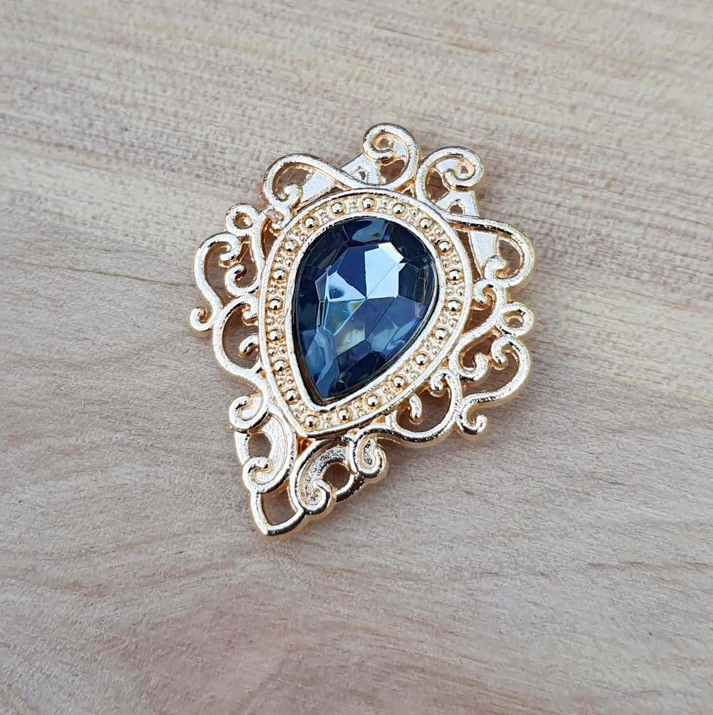 Goldfarbenes Zierelement mit Schnörkeln & Strassstein – ideal für Schmuckdesign, Haarspangen, Taschen, Schachteln & mehr. Romantisch, edel & vielseitig einsetzbar.