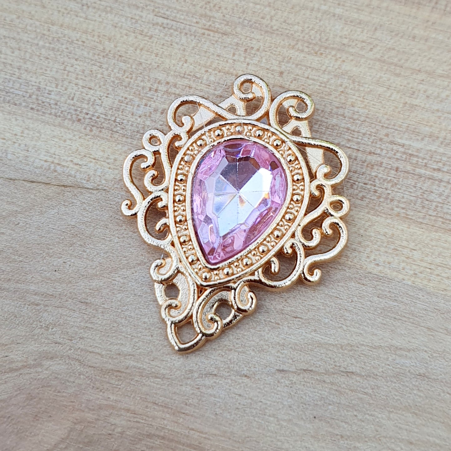 Goldfarbenes Zierelement mit Schnörkeln & Strassstein – ideal für Schmuckdesign, Haarspangen, Taschen, Schachteln & mehr. Romantisch, edel & vielseitig einsetzbar.