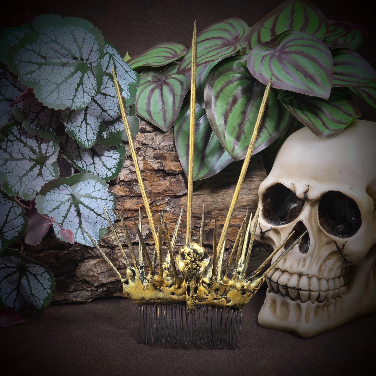 Gothic-Haarkamm mit Rabenschädel & Dornen aus Holz. Handgefertigt & handbemalt – düster, wild & einzigartig. Für Clubwear, Rituale oder Festivals. Achtung: spitze Details!