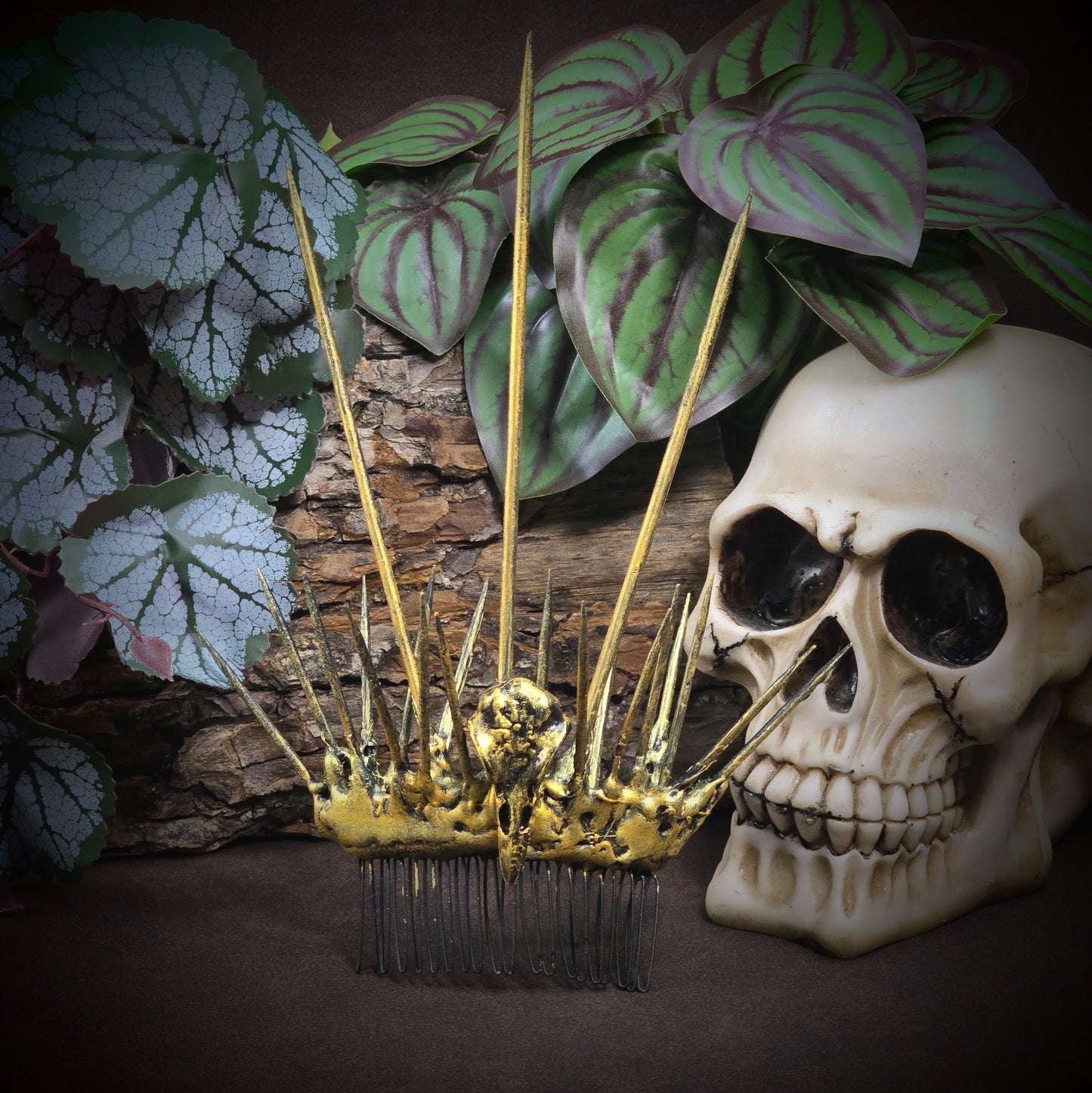 Gothic-Haarkamm mit Rabenschädel & Dornen aus Holz. Handgefertigt & handbemalt – düster, wild & einzigartig. Für Clubwear, Rituale oder Festivals. Achtung: spitze Details!