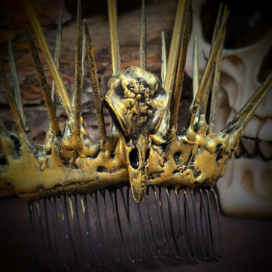 Gothic-Haarkamm mit Rabenschädel & Dornen aus Holz. Handgefertigt & handbemalt – düster, wild & einzigartig. Für Clubwear, Rituale oder Festivals. Achtung: spitze Details!