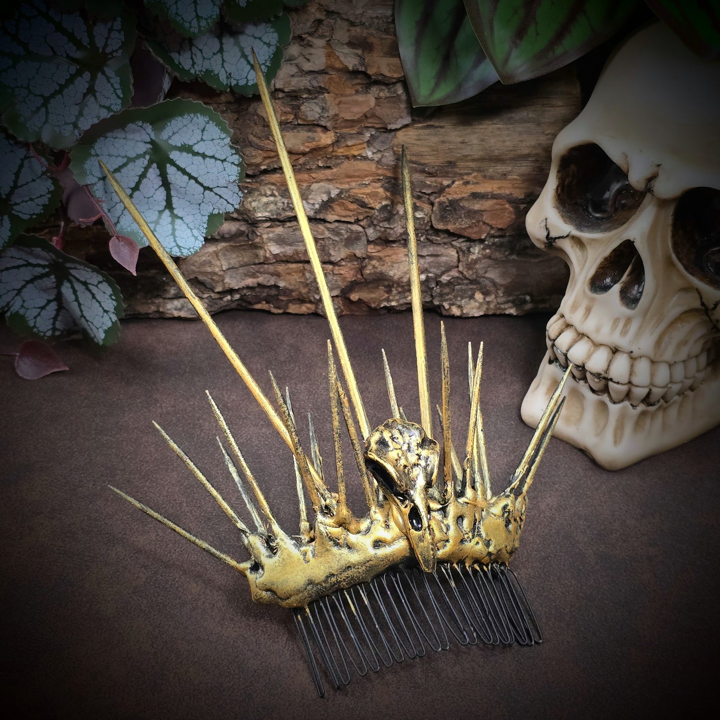 Gothic-Haarkamm mit Rabenschädel & Dornen aus Holz. Handgefertigt & handbemalt – düster, wild & einzigartig. Für Clubwear, Rituale oder Festivals. Achtung: spitze Details!