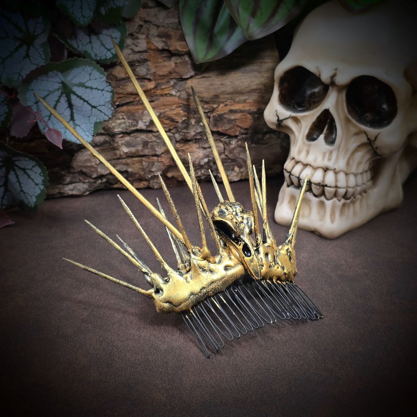 Gothic-Haarkamm mit Rabenschädel & Dornen aus Holz. Handgefertigt & handbemalt – düster, wild & einzigartig. Für Clubwear, Rituale oder Festivals. Achtung: spitze Details!