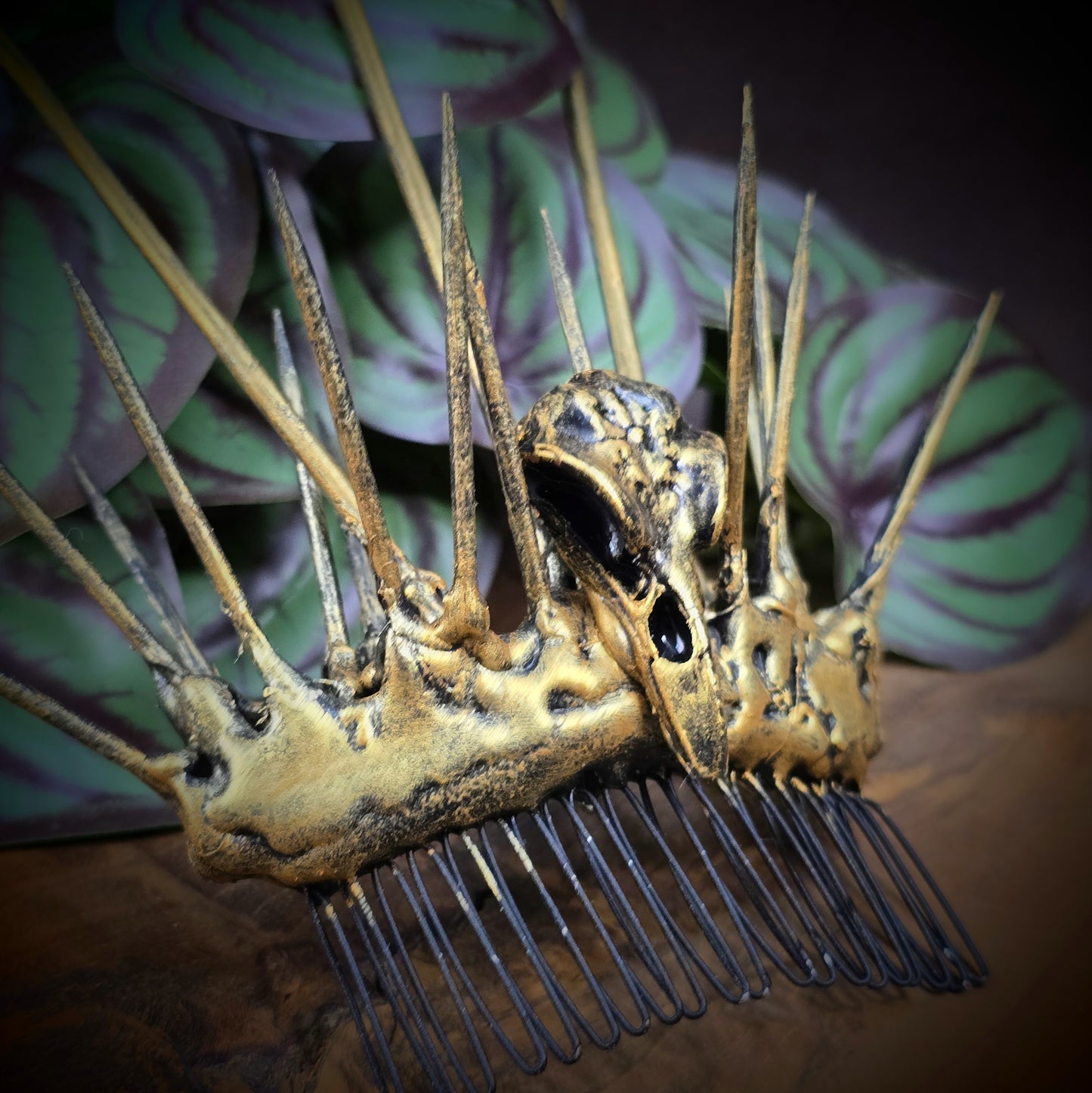 Gothic-Haarkamm mit Rabenschädel & Dornen aus Holz. Handgefertigt & handbemalt – düster, wild & einzigartig. Für Clubwear, Rituale oder Festivals. Achtung: spitze Details!