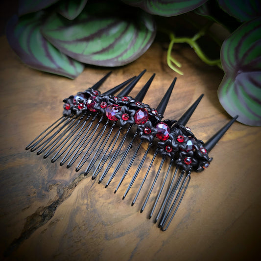Gothic-Haarkamm mit Spikes, mattschwarzen Blüten & roten Kristallglasperlen. Handgefertigt, perfekter Eyecatcher für Festival, Cosplay & Clubwear.