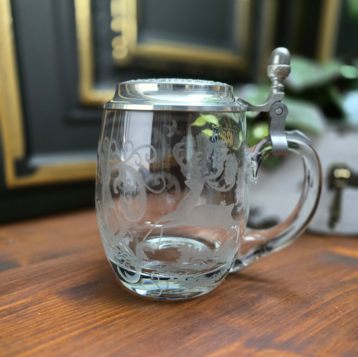 Gravierter Vintage-Bierkrug von Krosno (0,5L) mit Zinndeckel von Erbo Zinn. Jagdmotiv mit Hirsch & Jäger – rustikale Deko im Landhausstil oder als Geschenkidee.