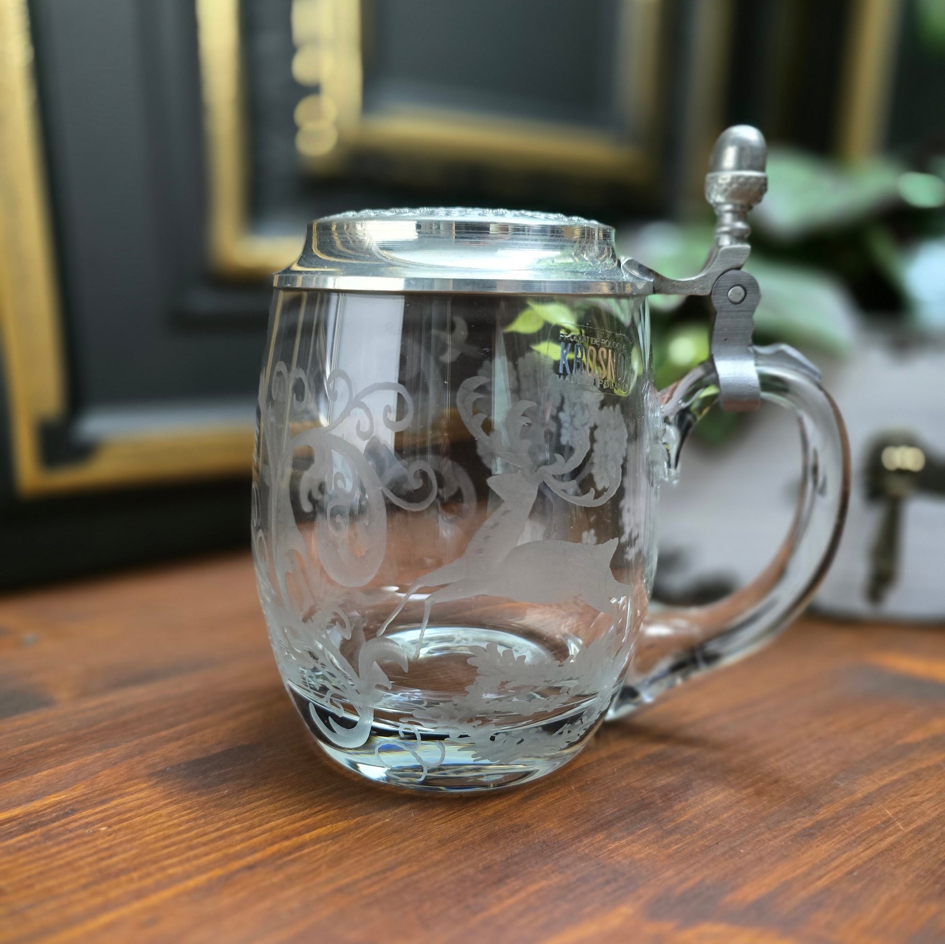 Gravierter Vintage-Bierkrug von Krosno (0,5L) mit Zinndeckel von Erbo Zinn. Jagdmotiv mit Hirsch & Jäger – rustikale Deko im Landhausstil oder als Geschenkidee.