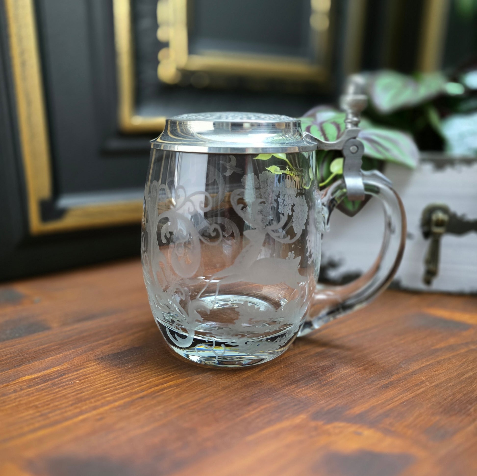 Gravierter Vintage-Bierkrug von Krosno (0,5L) mit Zinndeckel von Erbo Zinn. Jagdmotiv mit Hirsch & Jäger – rustikale Deko im Landhausstil oder als Geschenkidee.