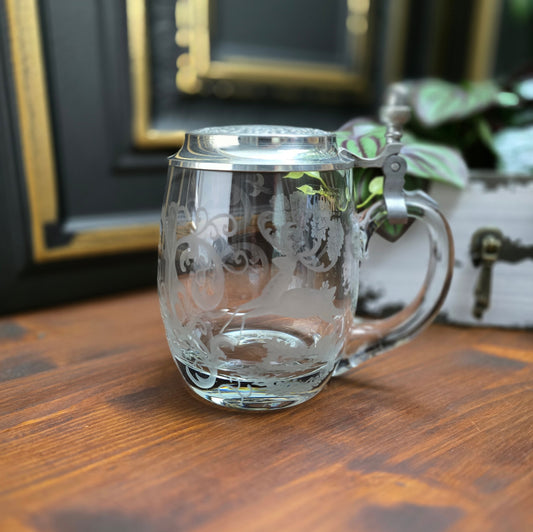 Gravierter Vintage-Bierkrug von Krosno (0,5L) mit Zinndeckel von Erbo Zinn. Jagdmotiv mit Hirsch & Jäger – rustikale Deko im Landhausstil oder als Geschenkidee.