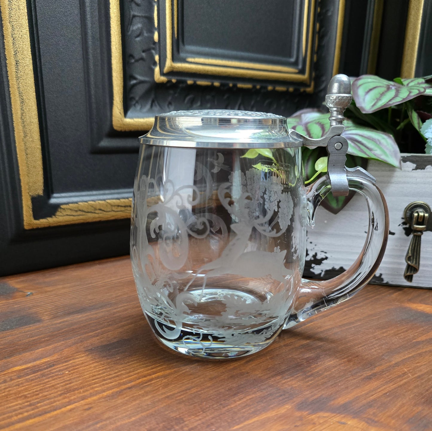 Gravierter Vintage-Bierkrug von Krosno (0,5L) mit Zinndeckel von Erbo Zinn. Jagdmotiv mit Hirsch & Jäger – rustikale Deko im Landhausstil oder als Geschenkidee.