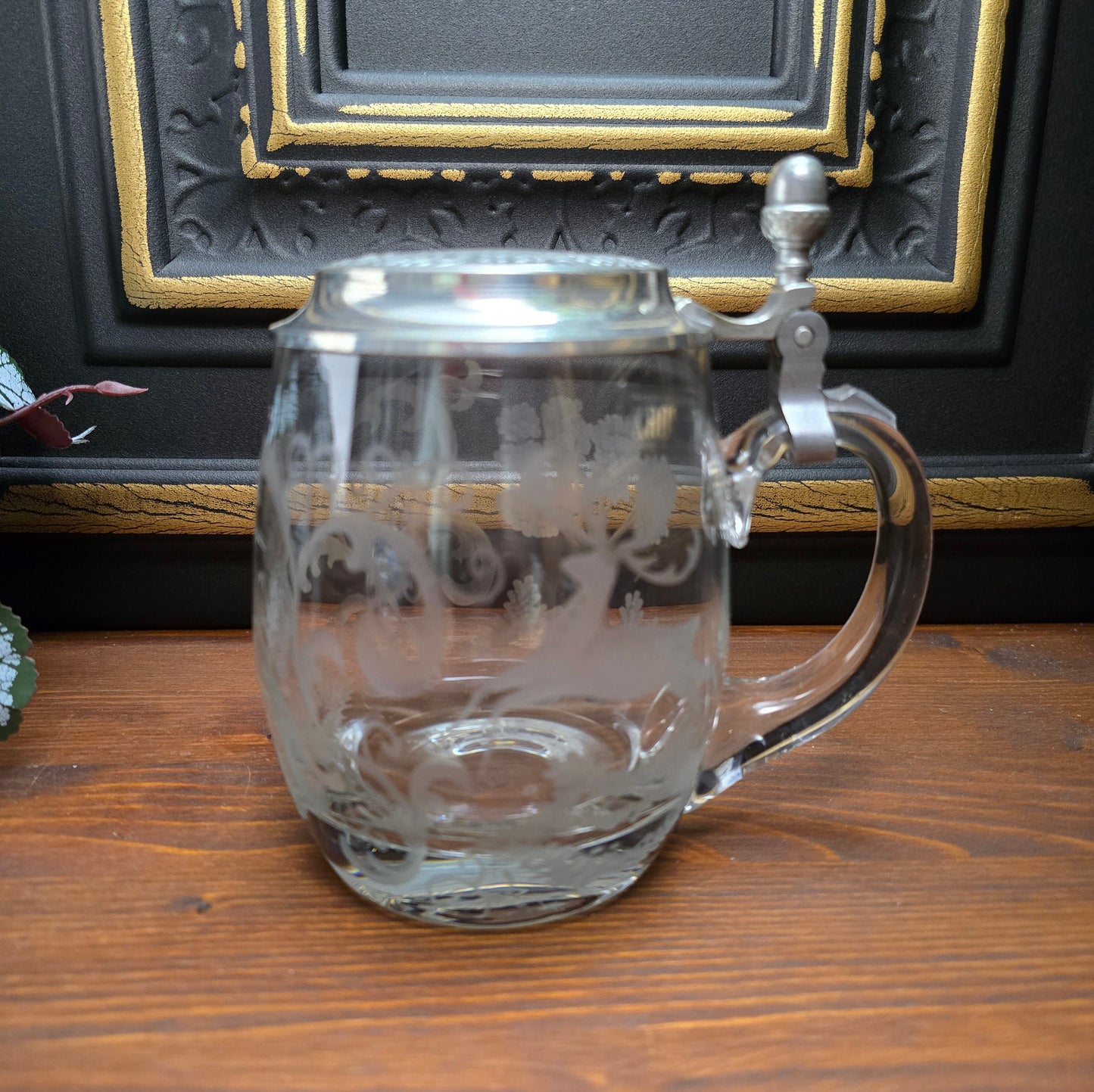 Gravierter Vintage-Bierkrug von Krosno (0,5L) mit Zinndeckel von Erbo Zinn. Jagdmotiv mit Hirsch & Jäger – rustikale Deko im Landhausstil oder als Geschenkidee.