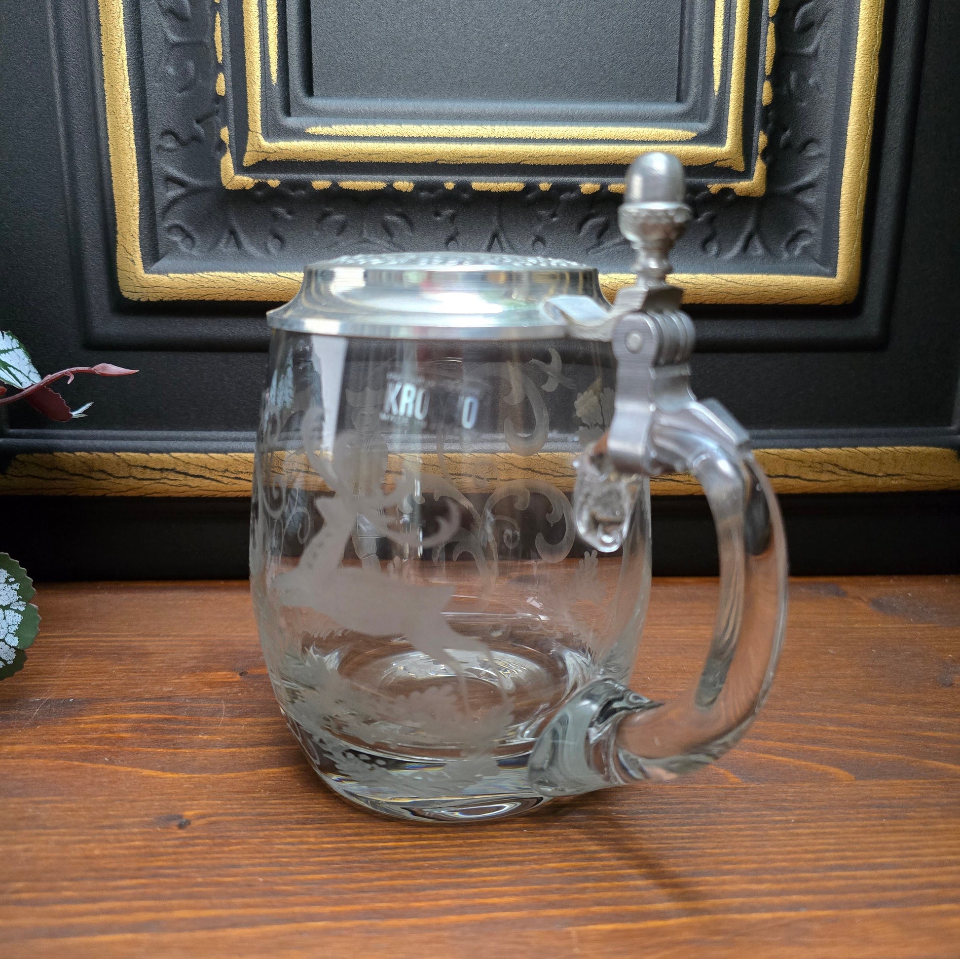 Gravierter Vintage-Bierkrug von Krosno (0,5L) mit Zinndeckel von Erbo Zinn. Jagdmotiv mit Hirsch & Jäger – rustikale Deko im Landhausstil oder als Geschenkidee.