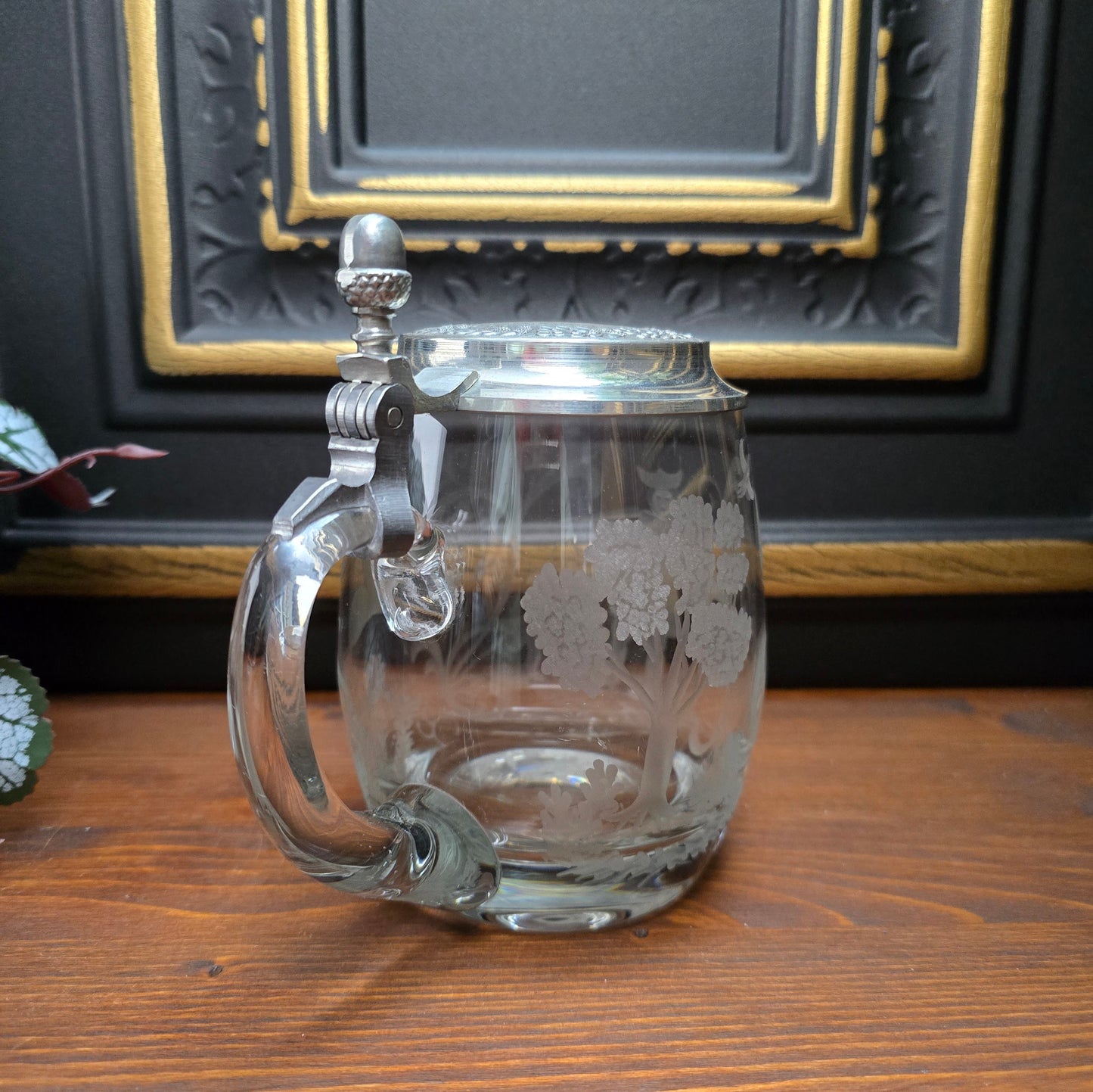 Gravierter Vintage-Bierkrug von Krosno (0,5L) mit Zinndeckel von Erbo Zinn. Jagdmotiv mit Hirsch & Jäger – rustikale Deko im Landhausstil oder als Geschenkidee.