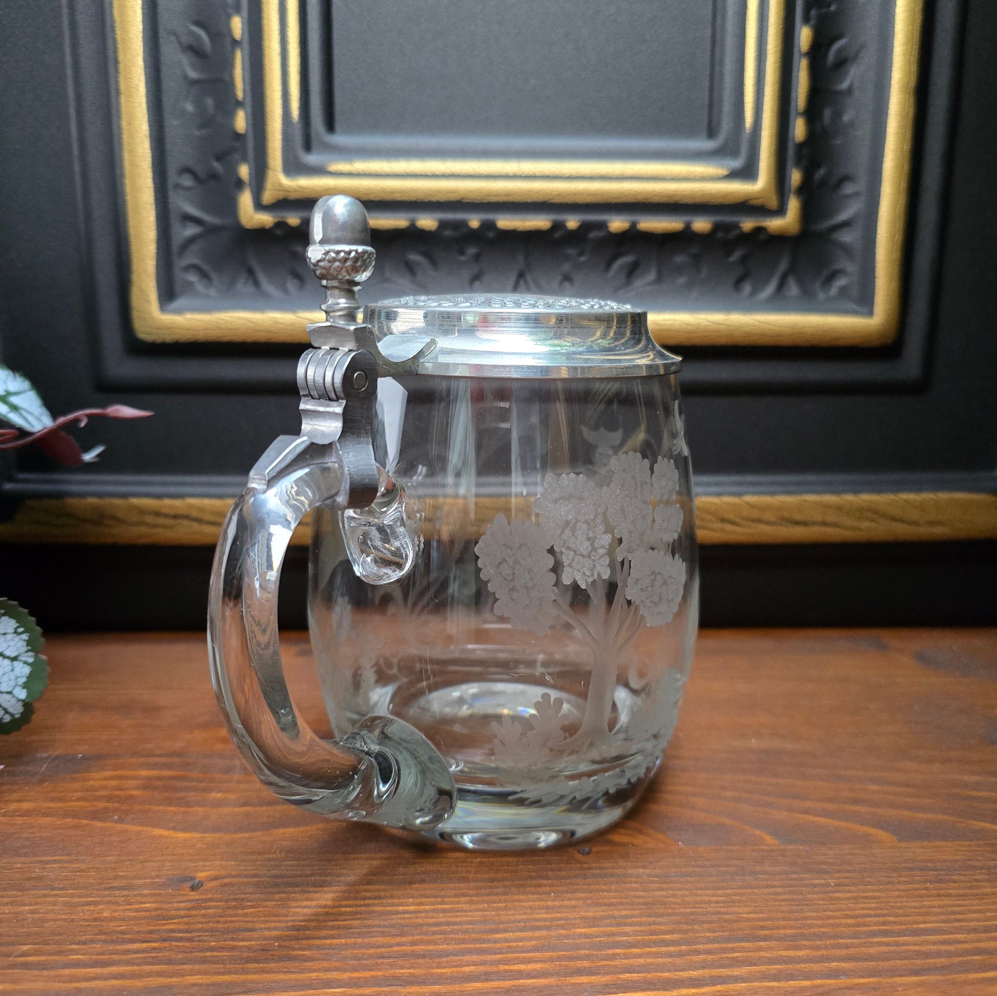 Gravierter Vintage-Bierkrug von Krosno (0,5L) mit Zinndeckel von Erbo Zinn. Jagdmotiv mit Hirsch & Jäger – rustikale Deko im Landhausstil oder als Geschenkidee.