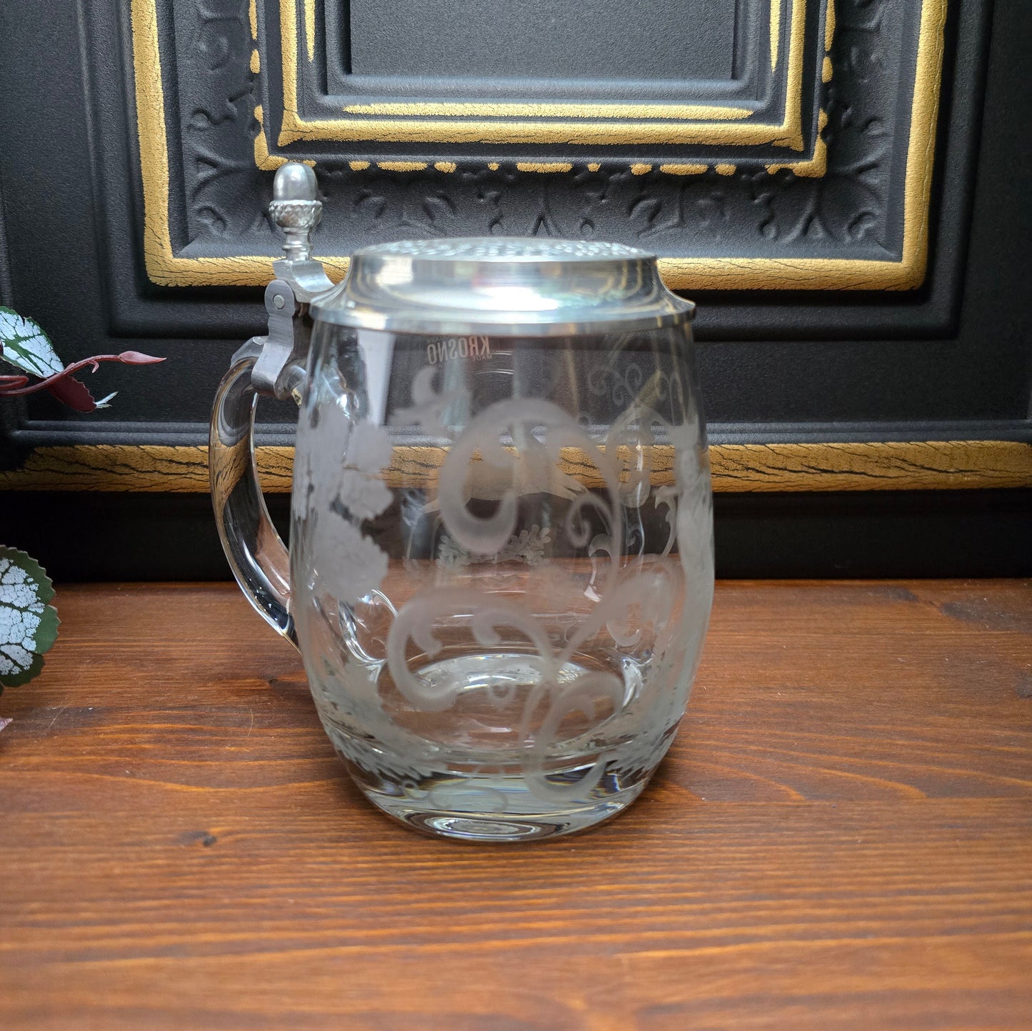 Gravierter Vintage-Bierkrug von Krosno (0,5L) mit Zinndeckel von Erbo Zinn. Jagdmotiv mit Hirsch & Jäger – rustikale Deko im Landhausstil oder als Geschenkidee.