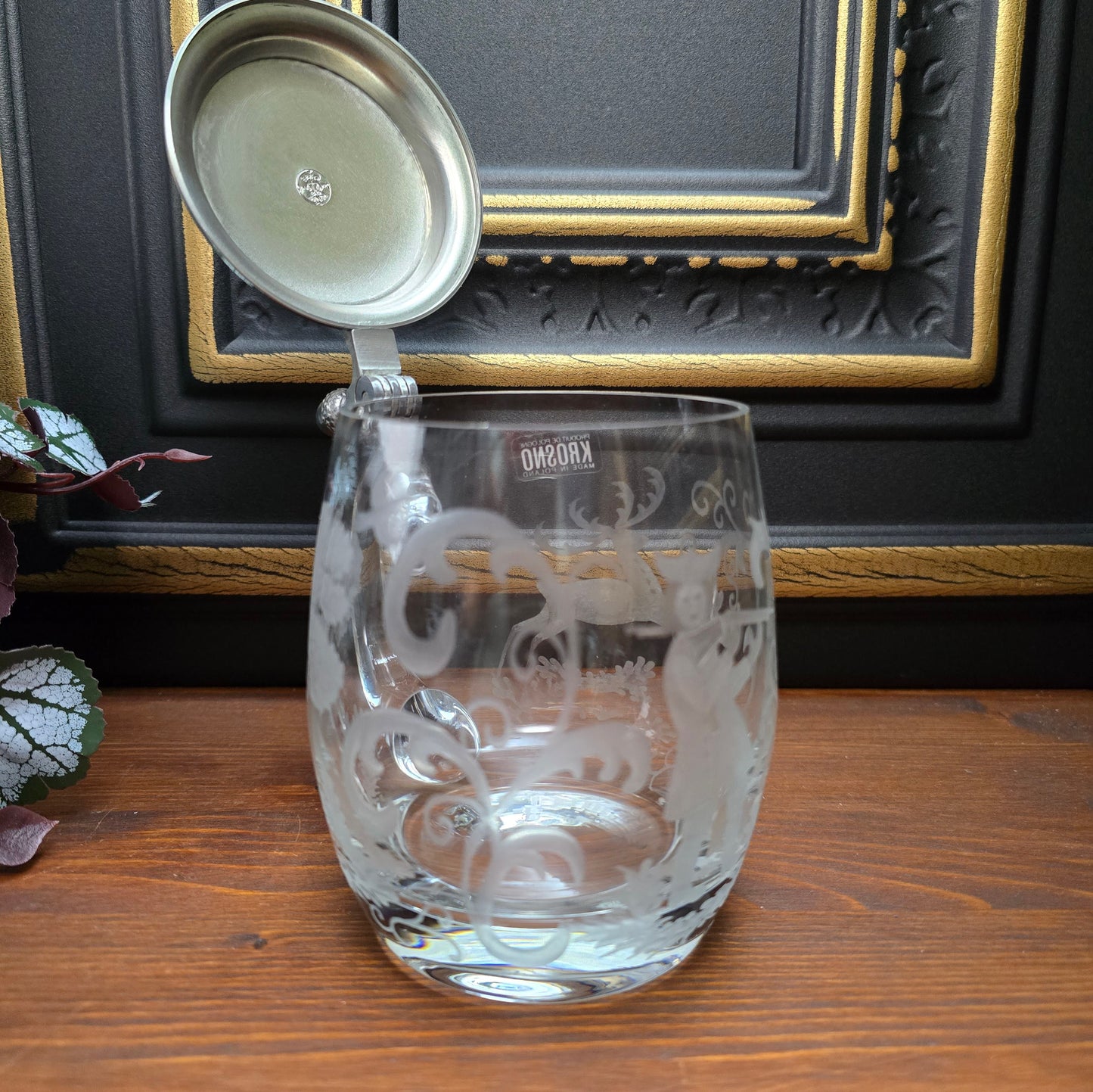 Gravierter Vintage-Bierkrug von Krosno (0,5L) mit Zinndeckel von Erbo Zinn. Jagdmotiv mit Hirsch & Jäger – rustikale Deko im Landhausstil oder als Geschenkidee.