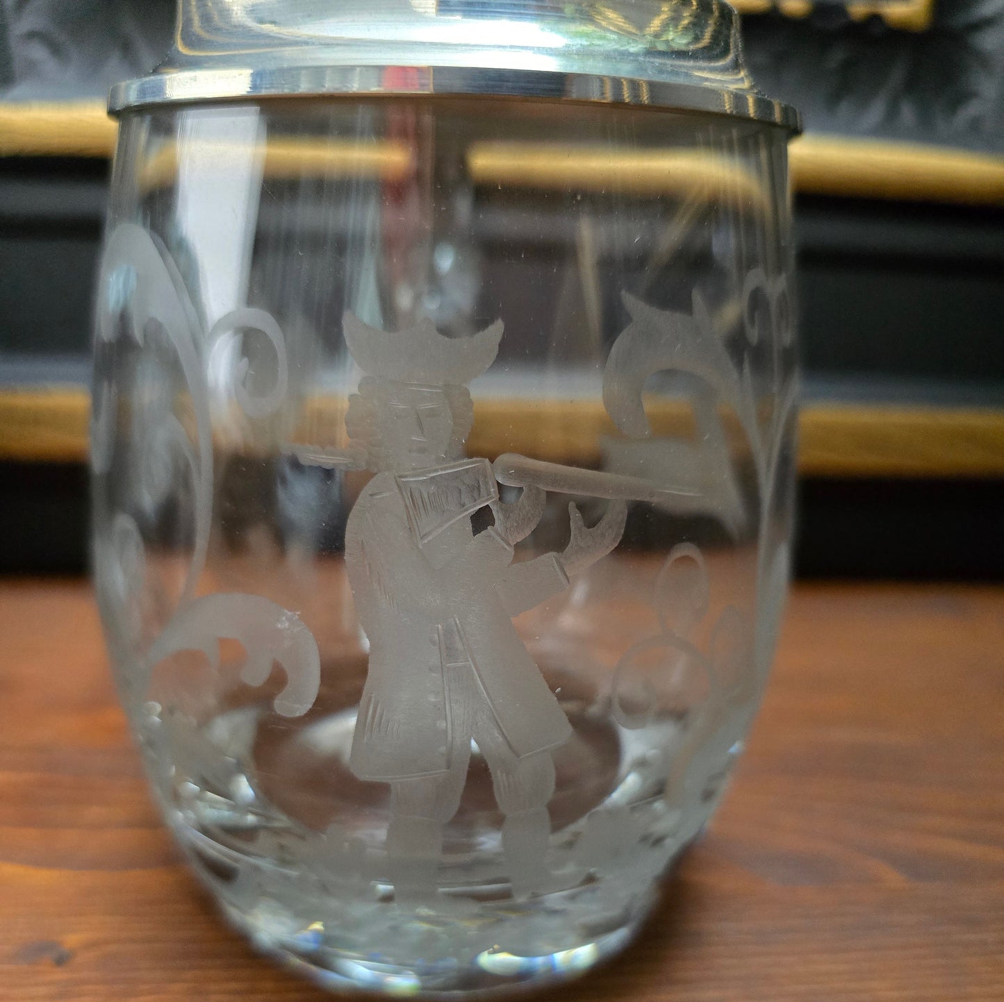 Gravierter Vintage-Bierkrug von Krosno (0,5L) mit Zinndeckel von Erbo Zinn. Jagdmotiv mit Hirsch & Jäger – rustikale Deko im Landhausstil oder als Geschenkidee.