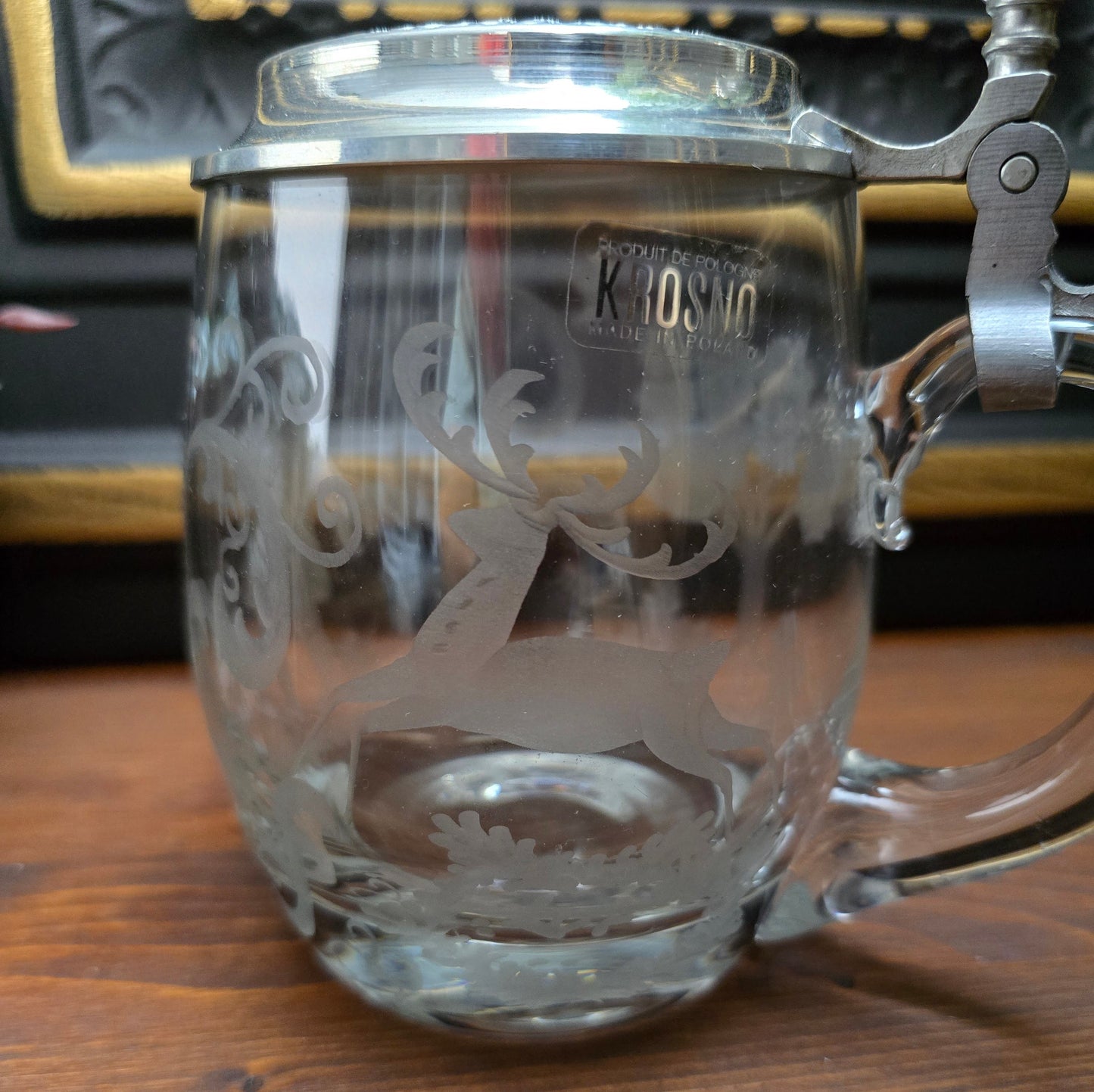 Gravierter Vintage-Bierkrug von Krosno (0,5L) mit Zinndeckel von Erbo Zinn. Jagdmotiv mit Hirsch & Jäger – rustikale Deko im Landhausstil oder als Geschenkidee.