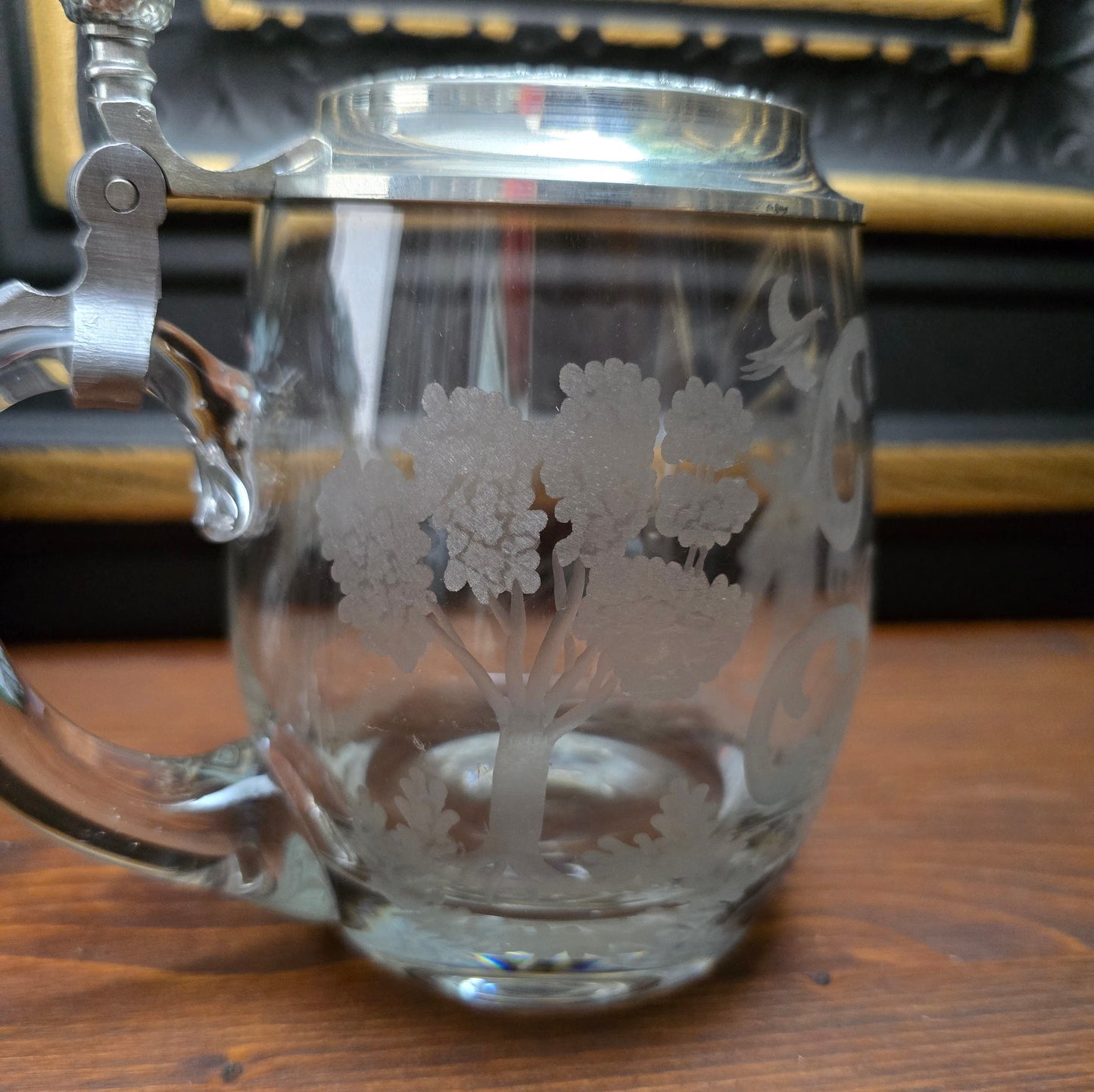 Gravierter Vintage-Bierkrug von Krosno (0,5L) mit Zinndeckel von Erbo Zinn. Jagdmotiv mit Hirsch & Jäger – rustikale Deko im Landhausstil oder als Geschenkidee.