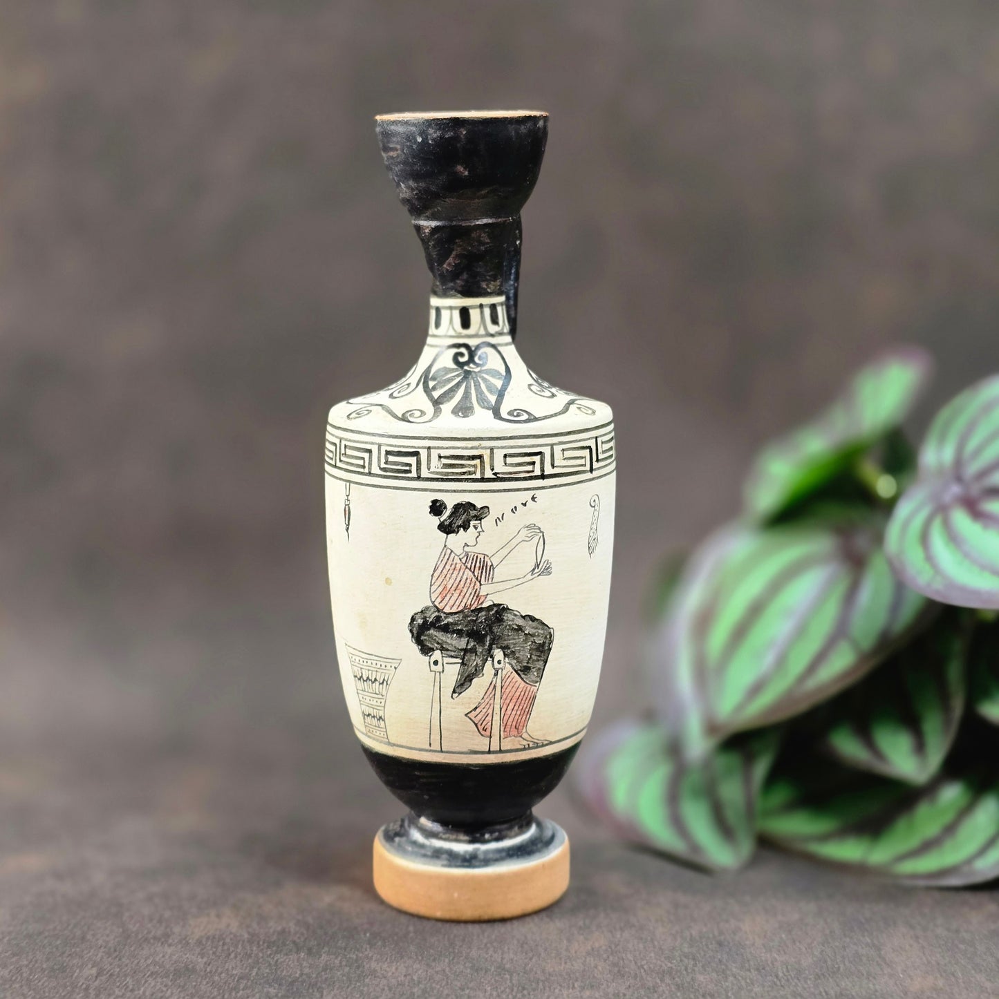 Griechische Salbölflasche als antike Replik. Frauenmotiv, Vintage 1990er, 16cm hoch, ideal als Sammlerstück oder stilvolle Dekoration.