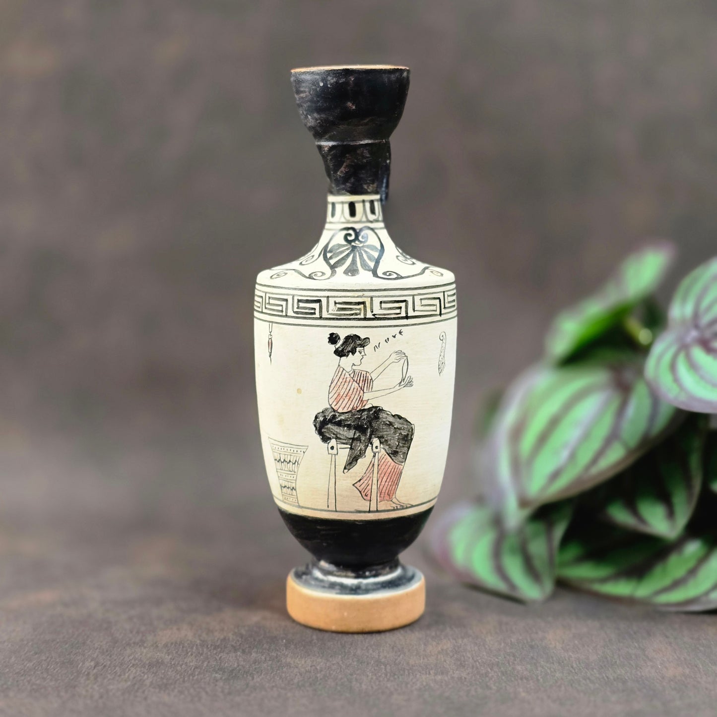 Griechische Salbölflasche als antike Replik. Frauenmotiv, Vintage 1990er, 16cm hoch, ideal als Sammlerstück oder stilvolle Dekoration.