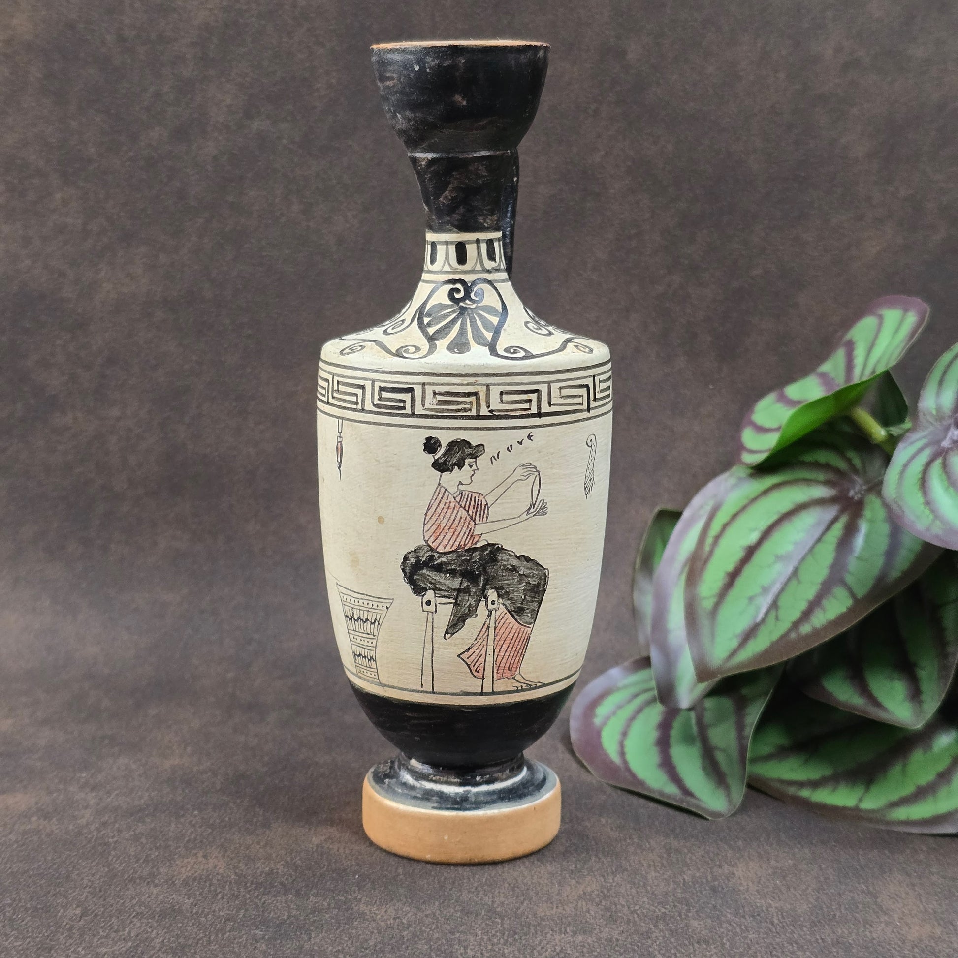 Griechische Salbölflasche als antike Replik. Frauenmotiv, Vintage 1990er, 16cm hoch, ideal als Sammlerstück oder stilvolle Dekoration.