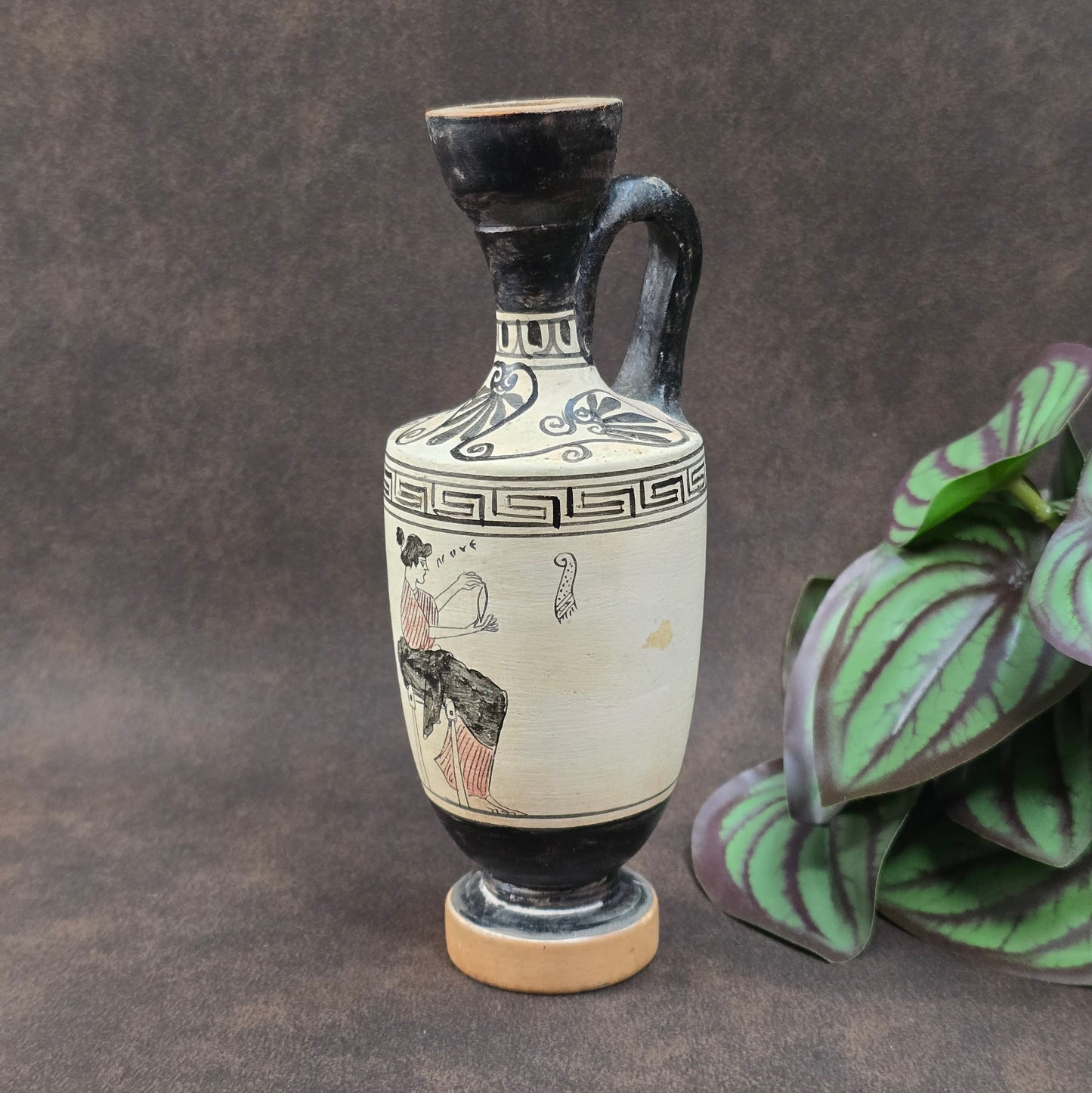 Griechische Salbölflasche als antike Replik. Frauenmotiv, Vintage 1990er, 16cm hoch, ideal als Sammlerstück oder stilvolle Dekoration.