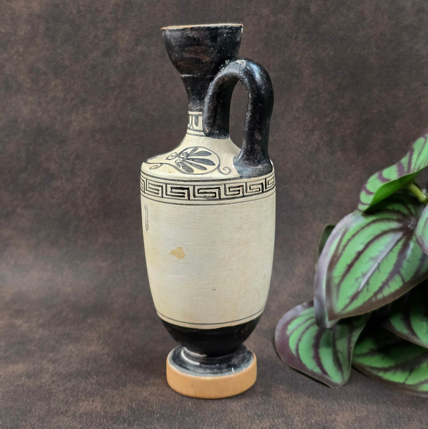 Griechische Salbölflasche als antike Replik. Frauenmotiv, Vintage 1990er, 16cm hoch, ideal als Sammlerstück oder stilvolle Dekoration.