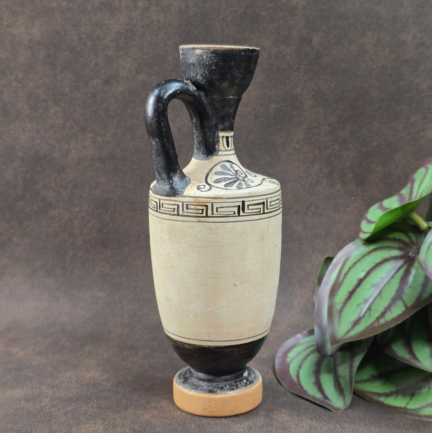 Griechische Salbölflasche als antike Replik. Frauenmotiv, Vintage 1990er, 16cm hoch, ideal als Sammlerstück oder stilvolle Dekoration.