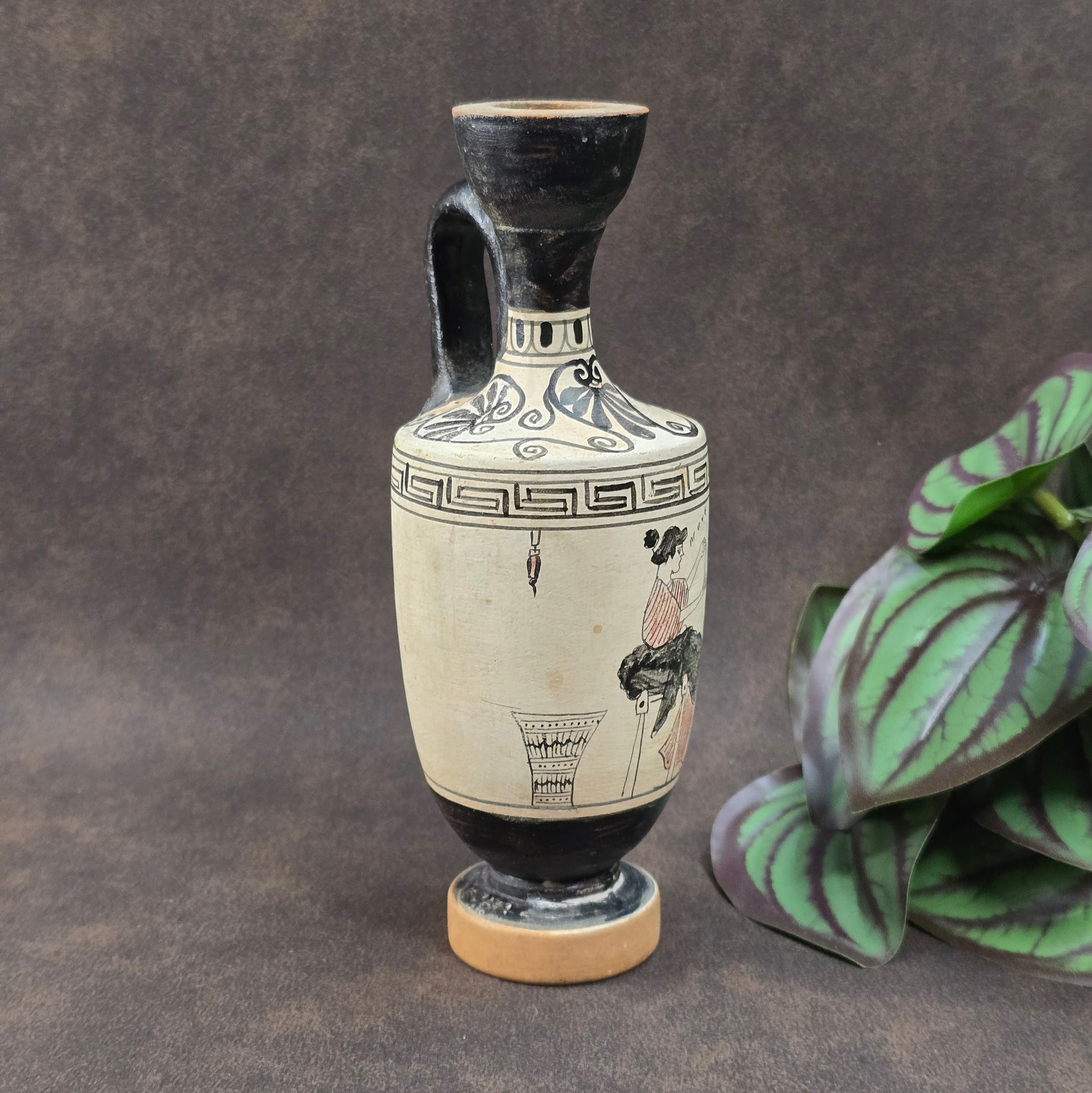 Griechische Salbölflasche als antike Replik. Frauenmotiv, Vintage 1990er, 16cm hoch, ideal als Sammlerstück oder stilvolle Dekoration.