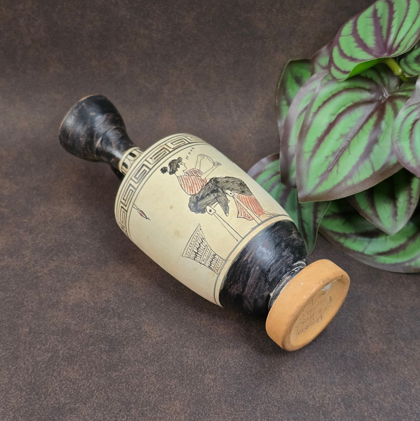 Griechische Salbölflasche als antike Replik. Frauenmotiv, Vintage 1990er, 16cm hoch, ideal als Sammlerstück oder stilvolle Dekoration.