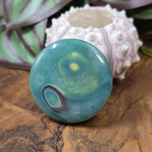 Große runde Centerperle (42 mm) aus türkisfarbenem, gefärbtem Achat mit augenähnlicher Struktur – handveredelt, stabilisiert & poliert. Jedes Stück ein Unikat!