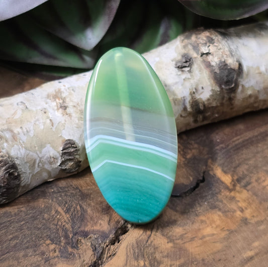 Große Achatperle (50x25 mm) in Grün, oval, gefärbt & poliert. Ideal als Centerpiece für DIY-Schmuck, Mala & Ketten. Du erhältst genau das abgebildete Einzelstück.