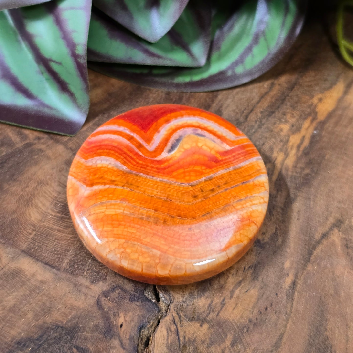 Große runde Centerperle aus orange-rotem Crackle-Achat (Ø 45 mm). Gefärbt & poliert. Ideal für Statement-Schmuck & Mala-Ketten. Jedes Stück ein Unikat!
