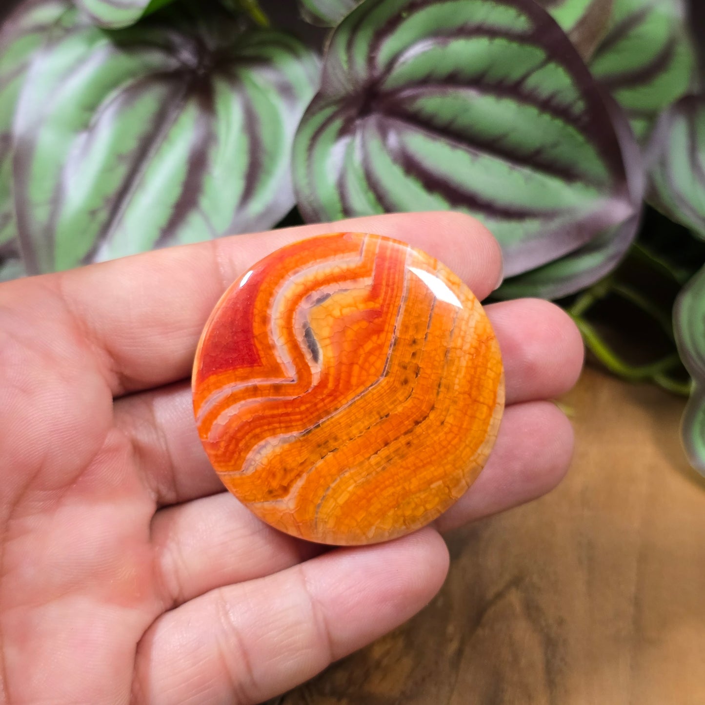 Große runde Centerperle aus orange-rotem Crackle-Achat (Ø 45 mm). Gefärbt & poliert. Ideal für Statement-Schmuck & Mala-Ketten. Jedes Stück ein Unikat!