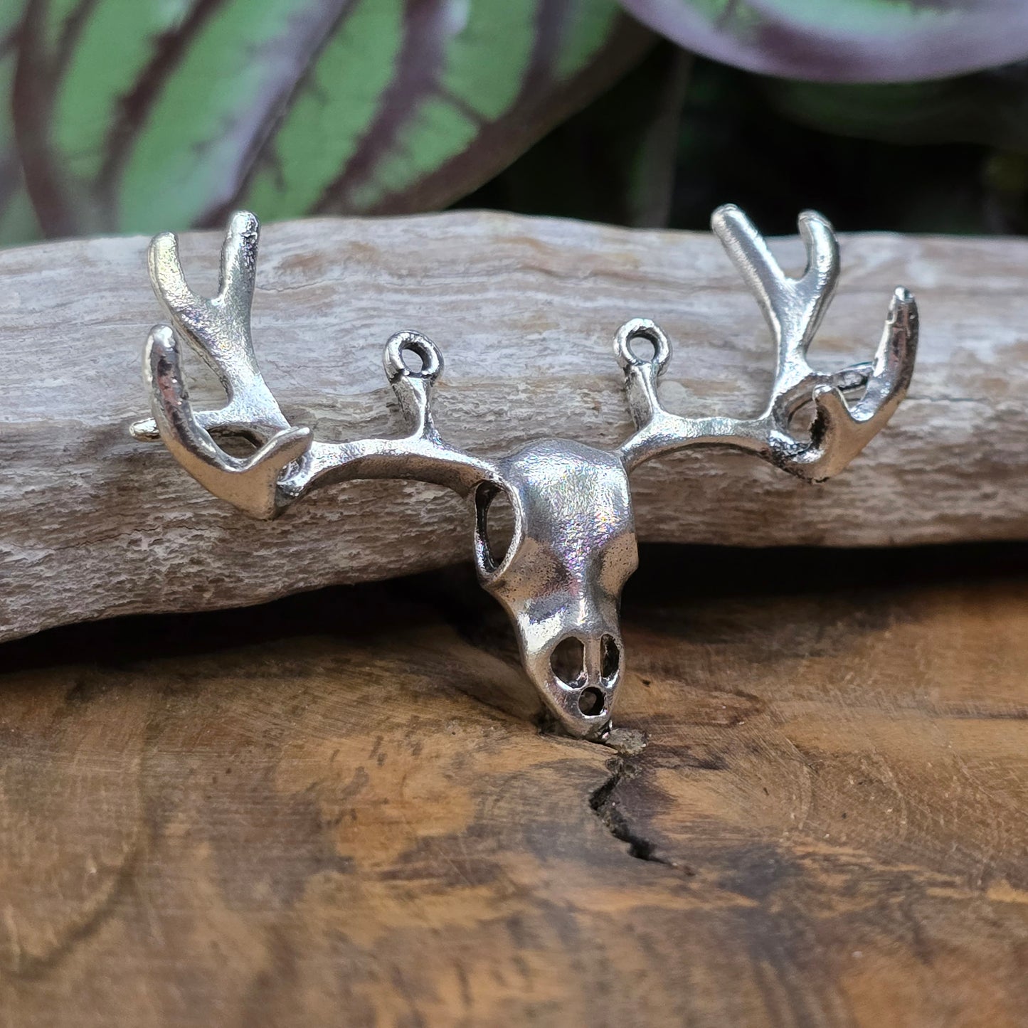 Großer Hirsch-Verbinder (52 mm) in antik Silber – ideal für Choker, Trachtenschmuck & DIY-Accessoires. Mit 3 Ösen – vielseitig einsetzbar.