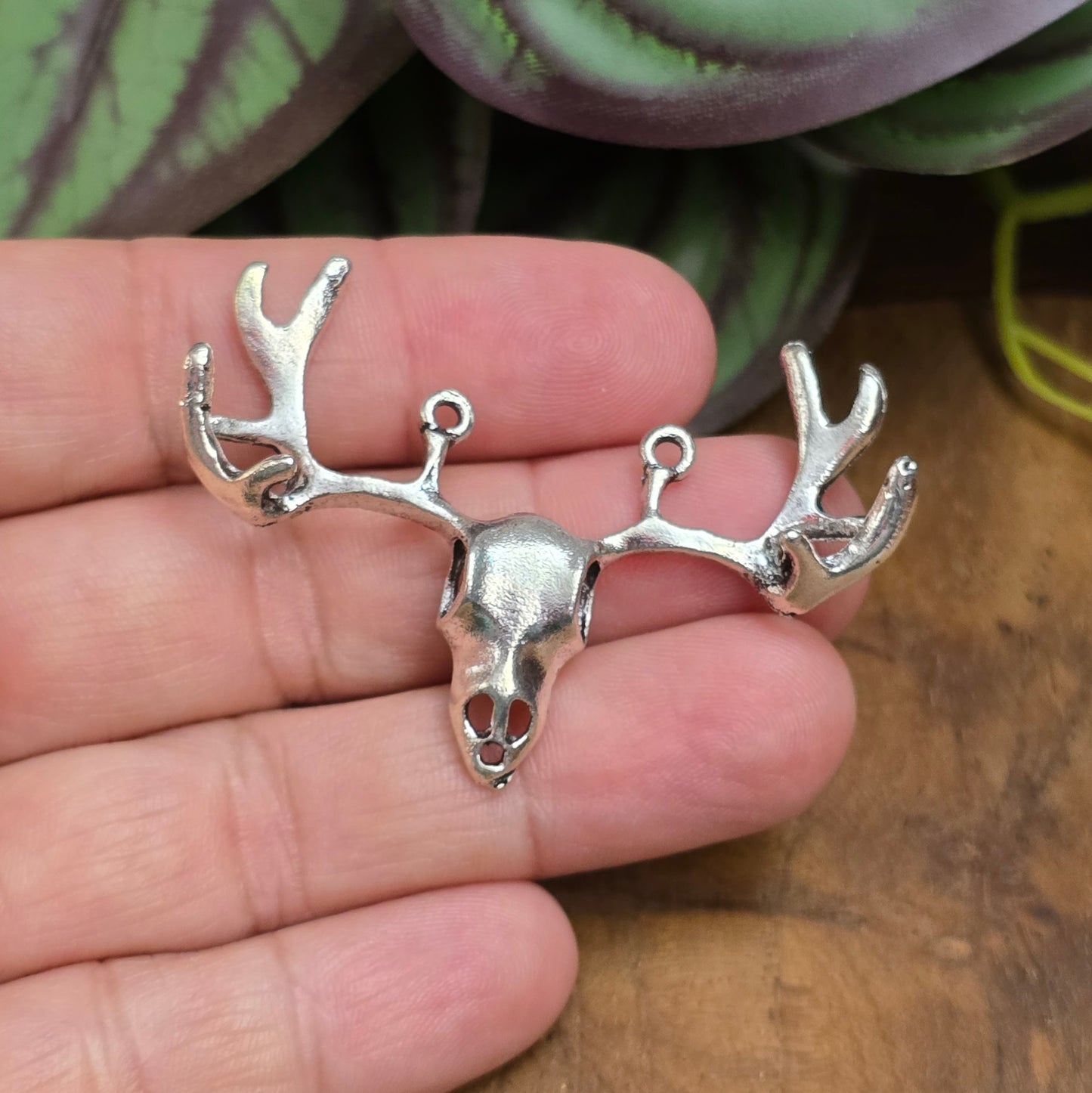 Großer Hirsch-Verbinder (52 mm) in antik Silber – ideal für Choker, Trachtenschmuck & DIY-Accessoires. Mit 3 Ösen – vielseitig einsetzbar.
