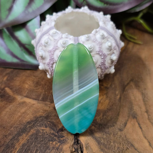 Grüne Achat-Centerperle (50x25 mm), oval, gefärbt & poliert. Ideal für DIY-Schmuck. Unikat – du bekommst genau die abgebildete Perle.