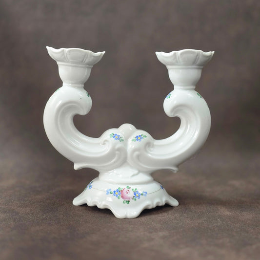 Zweiarmiger handbemalter Porzellan-Kerzenständer, DDR-Vintage aus VEB Weißwasser, Atelierbemalung „WA“, florales Dekor.