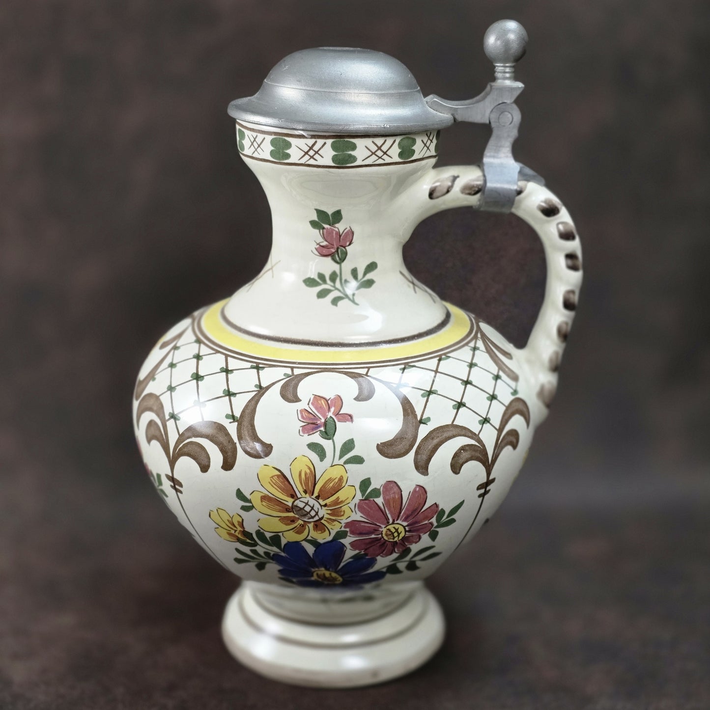 Handbemalter Vintage-Weinkrug aus Keramik mit buntem Blumendekor und Zinndeckel, Ulmer Keramik, 1950–1970.