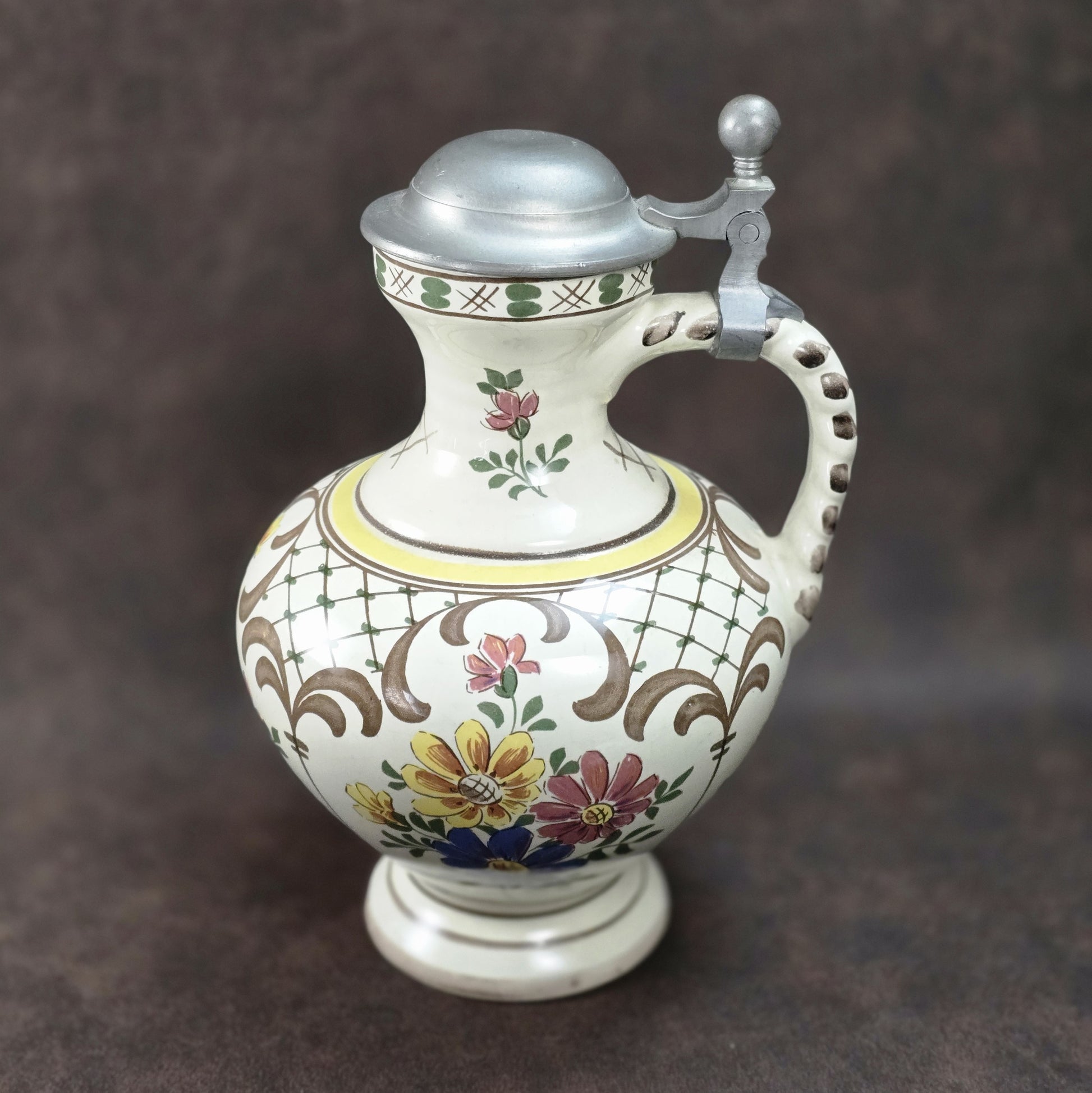 Handbemalter Vintage-Weinkrug aus Keramik mit buntem Blumendekor und Zinndeckel, Ulmer Keramik, 1950–1970.