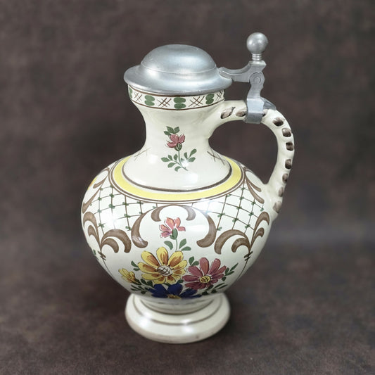 Handbemalter Vintage-Weinkrug aus Keramik mit buntem Blumendekor und Zinndeckel, Ulmer Keramik, 1950–1970.