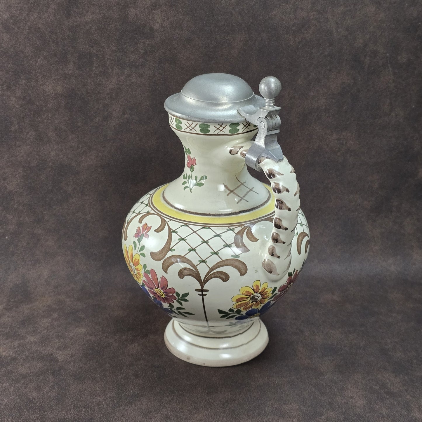 Handbemalter Vintage-Weinkrug aus Keramik mit buntem Blumendekor und Zinndeckel, Ulmer Keramik, 1950–1970.