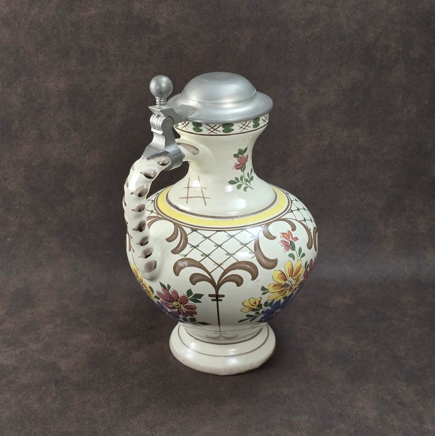 Handbemalter Vintage-Weinkrug aus Keramik mit buntem Blumendekor und Zinndeckel, Ulmer Keramik, 1950–1970.