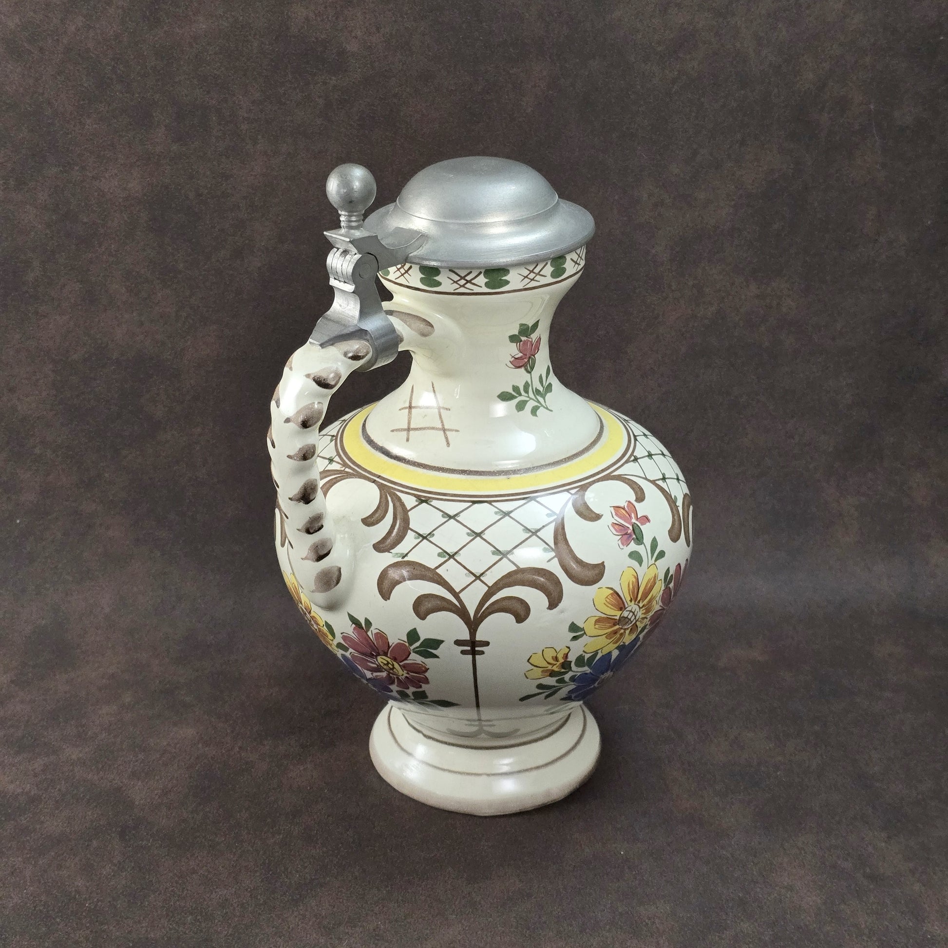 Handbemalter Vintage-Weinkrug aus Keramik mit buntem Blumendekor und Zinndeckel, Ulmer Keramik, 1950–1970.