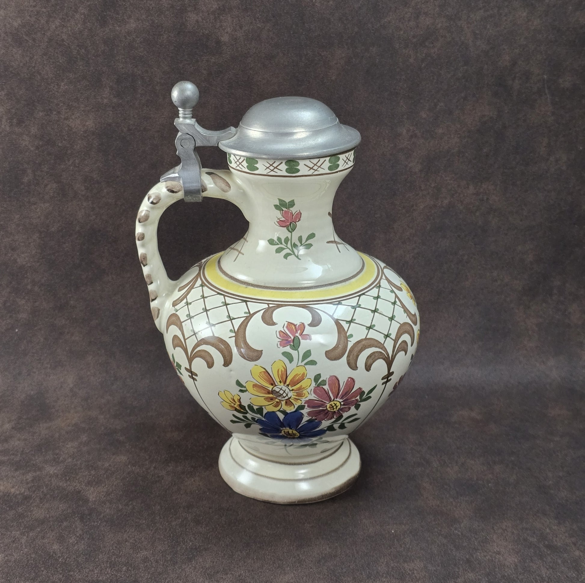 Handbemalter Vintage-Weinkrug aus Keramik mit buntem Blumendekor und Zinndeckel, Ulmer Keramik, 1950–1970.