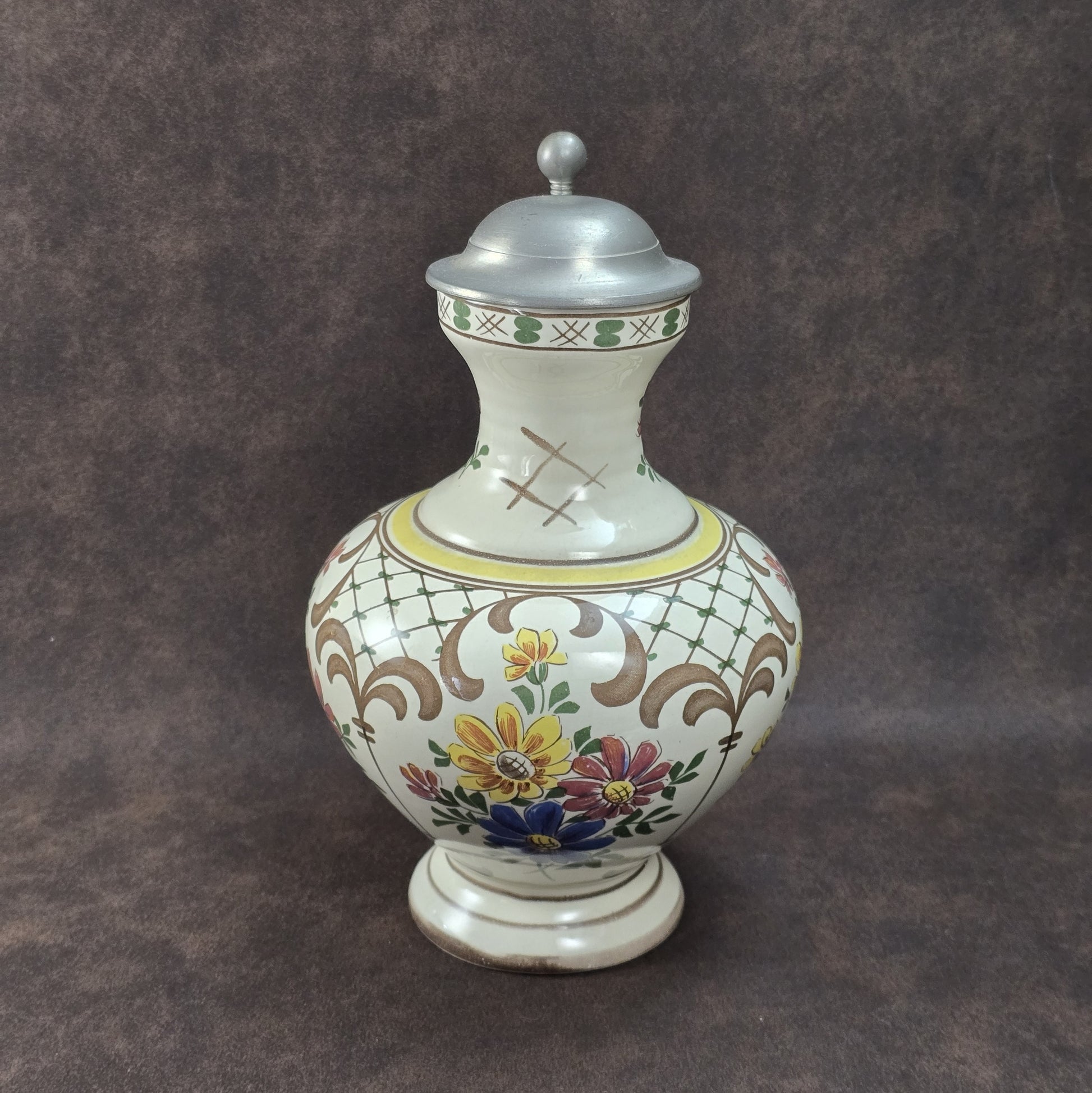 Handbemalter Vintage-Weinkrug aus Keramik mit buntem Blumendekor und Zinndeckel, Ulmer Keramik, 1950–1970.