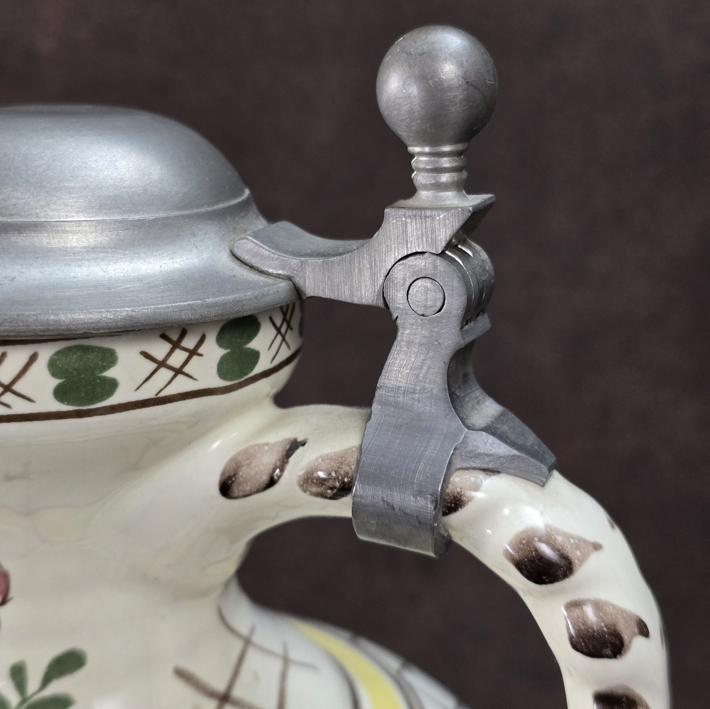 Handbemalter Vintage-Weinkrug aus Keramik mit buntem Blumendekor und Zinndeckel, Ulmer Keramik, 1950–1970.