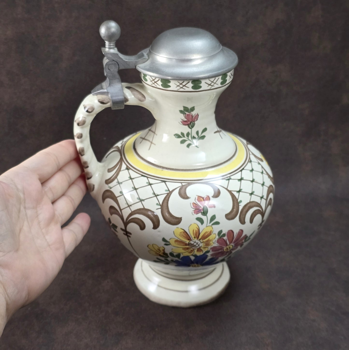 Handbemalter Vintage-Weinkrug aus Keramik mit buntem Blumendekor und Zinndeckel, Ulmer Keramik, 1950–1970.