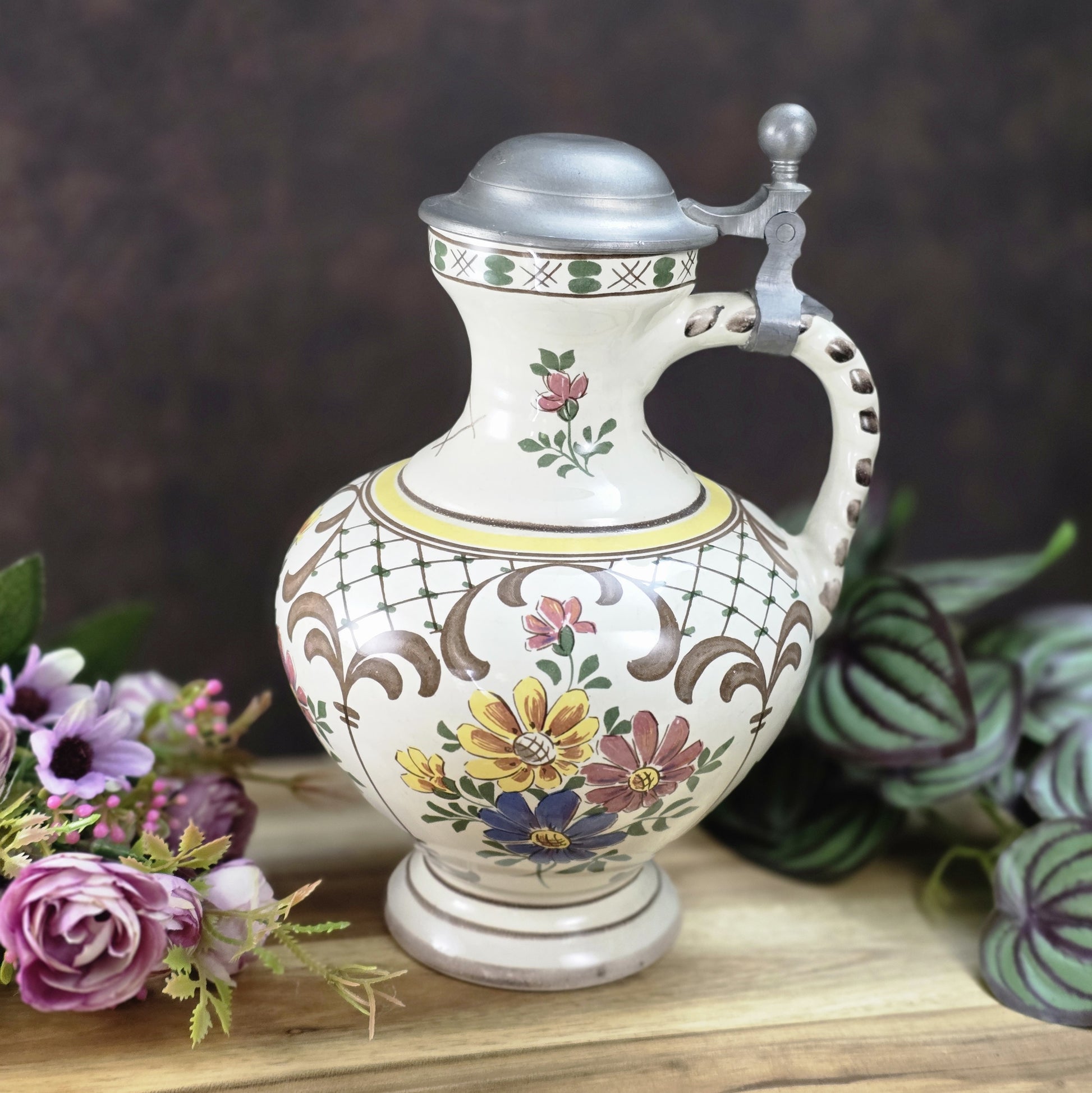 Handbemalter Vintage-Weinkrug aus Keramik mit buntem Blumendekor und Zinndeckel, Ulmer Keramik, 1950–1970.